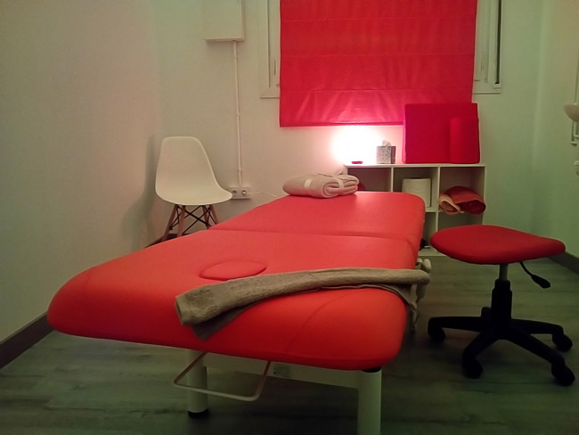 Habitacion con mesa de masaje roja