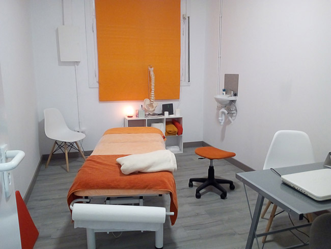 Vista general de una habitación con mesa de masaje